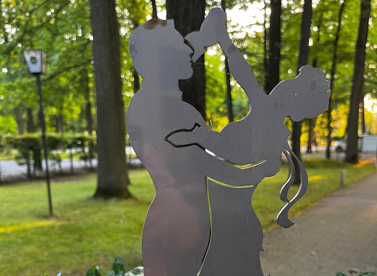 Metalskulptur eines Tänzers